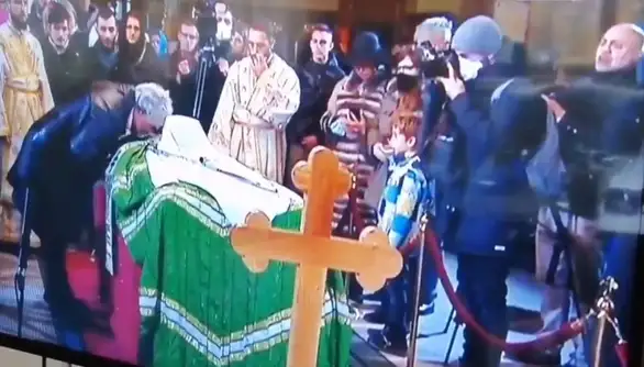 Građani odali počast preminulom patrijarhu Irineju u Sabornoj crkvi, veliki broj bez maski i distance