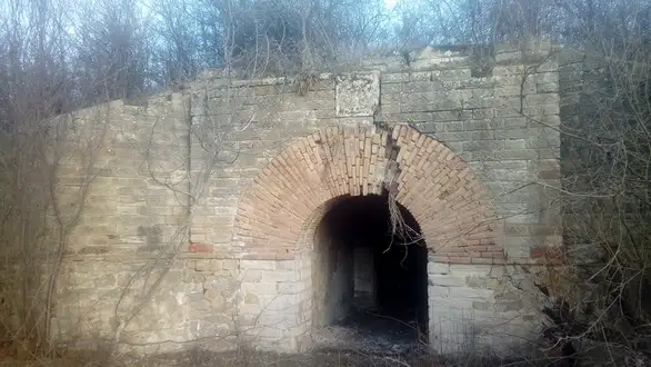 Vandalizam u Velikom Izvoru: Nepoznati počinioci oštetili info tablu na utvrđenju Hajduk Veljkov Šanac!