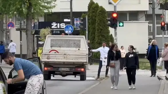 Pored PU Zaječar naprednjaci delili kese sa propagandnim materijalom ljudima koji su zastajali na semaforu