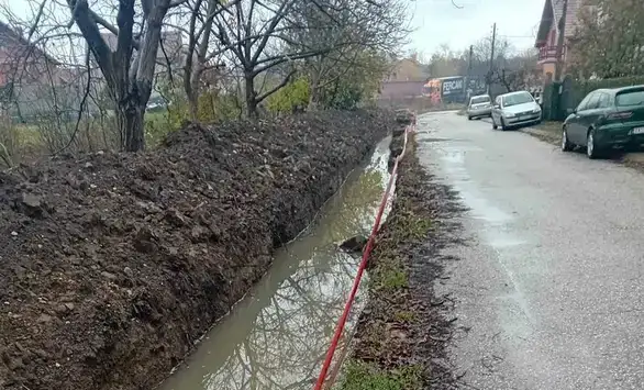 "Sad ribnjak, a sutra naplata pecanja. Ima posla ko hoće da radi": Muke meštana Lakomičke ulice zbog kopanja