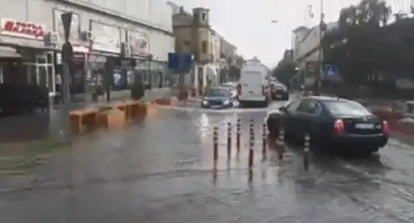 Haos zbog nevremena: Ulice pod vodom! Nevreme je u pojedinim delovima grada izazvalo kolaps (VIDEO)