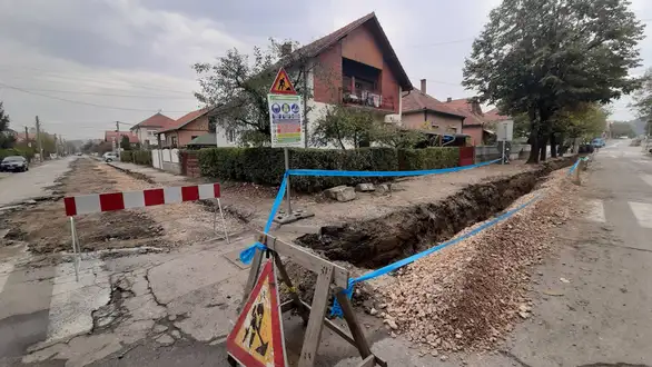 Radnici JKP Vodovod vredno rade na pripremi postavljanja novih cevi