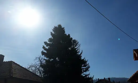 Danas sunčano i toplo, popodne pljuskovi sa grmljavinom