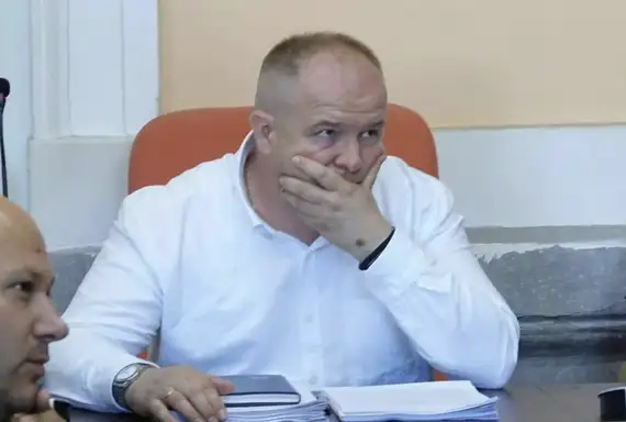 Vrućkić se brani na mrežama, a ćuti u sali: Ko mu je zabranio da govori na sednici?