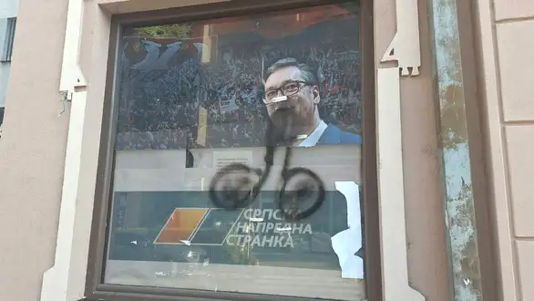 Ispisani grafiti na prostorijama SNS u Zaječaru: Policija izvršila uviđaj, prikupljaju se obaveštenja