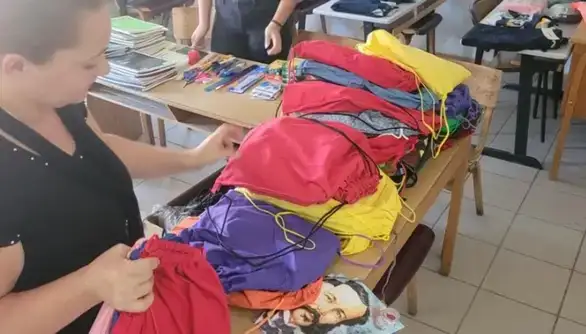 Crveni krst: Održana akcija podele školskog pribora i garderobe kompanije "Waikiki"