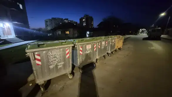 Neprijatan miris i blokiran parking: problem sa kontejnerima u naselju Vlačić!
