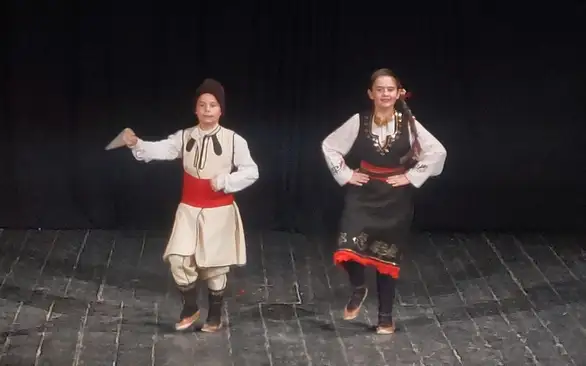 Gradski folklorni ansambl " ZO-RA" nastupio je sinoć u Paraćinu