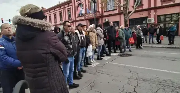 Gradjani Srbije pozvani da zastanu 15 minuta i odaju počast nastradalima u Novom Sadu: Skup u Zaječaru ispred GU Zaječar