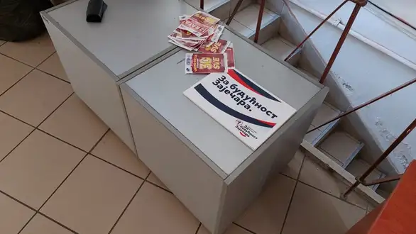 Foto dana: U JKP "Vodovod" Zaječar na stolu propagandni materijal SNS-a