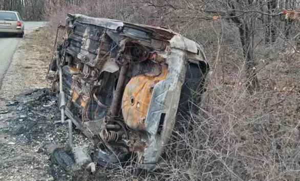 Pored puta Salaš - Brusnik nalazi se zapaljen automobil