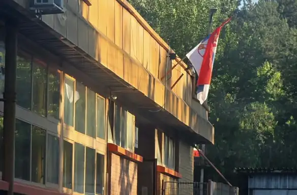 Da li „Srbija pobeđuje” sa pocepanim zastavama: Zaječar zamenio državne i gradske simbole na sportskoj hali nakon pisanja Glasa Zaječara