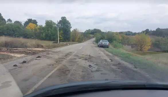 Na deonici puta Zaječar - Lubnica neko izbacio zemlju na kolovoz: Pored ovog problema, opet pukotine na asfaltu