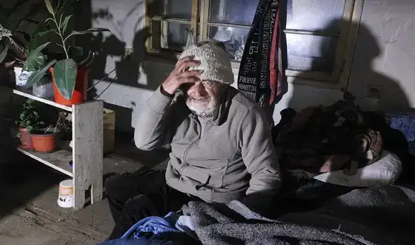 Bez grejanja i vode, u kući koja se ruši: Priča o Žiki Kolporteru, nekadašnjem prodavcu novina iz Zaječara