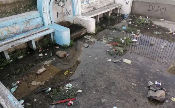 Česma kod OŠ "Ljubica Radosavljević - Nada" prepuna smeća