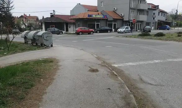 Znak na raskrsnici ulica Ljuba Nešić i Ivana Milutinovića uklonjen, ali novi nije postavljen