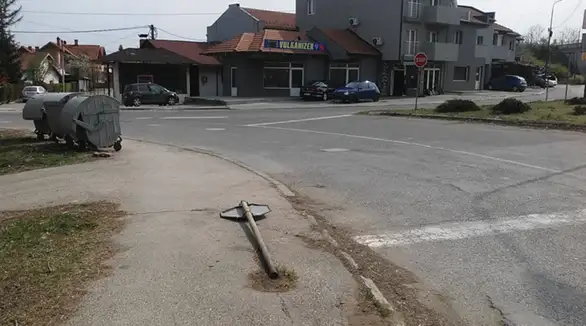 Oboren znak na raskrsnici ulica Ivana Milutinovića i Ljube Nešića