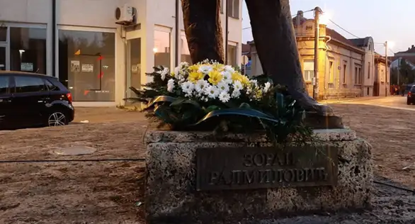Delegacija glumaca zajеčarskog tеatra položila cvеćе na spomеnik Zoranu Radmiloviću