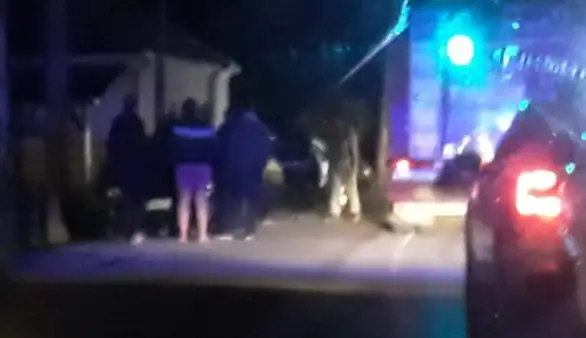 Saobraćajna nezgoda u centru Zvezdana: automobil udario u banderu